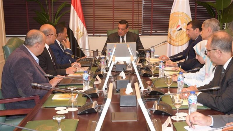 وزير التنمية المحلية،