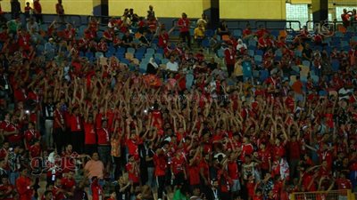 جماهير الأحمر تحفز لاعبيها أمام إنبي: الدوري يا أهلي (فيديو)