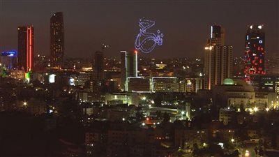 احتفاء بقرب زفاف ولي عهد الأردن.. طائرات الدرون تضيء سماء عَمان (فيديو)