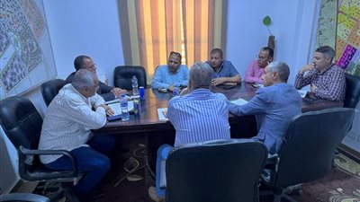 رئيس جهاز ملوي الجديدة يجتمع بمسئولي الشركات العاملة بالمدينة لدفع العمل بالمشروعات
