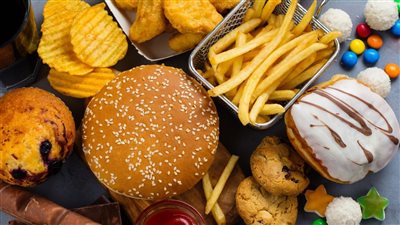 مخاطر تناول الدهون المتحولة، تسبب السمنة والسكر 