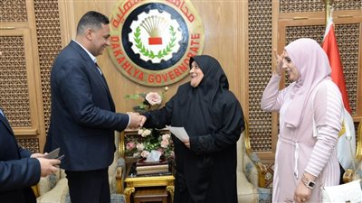 محافظ الدقهلية يسلّم الأم المثالية مكافأة 50 ألف جنيه 