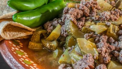 طريقة عمل الكوسا باللحمة المفرومة من مطبخ الشيف توتا مراد (فيديو)