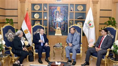 نائب وزير التعليم العالي متحدثًا فى ندوة الصالون الثقافى بجامعة المنصورة 