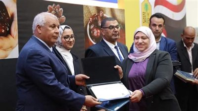 محافظ الوادي الجديد يُكرّم عددا من التنفيذيين المتميزين خلال المجلس التنفيذي (صور)