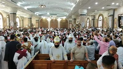 الأنبا إشعياء يرسم 950 شماسا للخدمة في إيبارشية طهطا