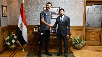 أشرف صبحي يهنئ عمر عصر بتأهله لدور الـ16 ببطولة العالم لتنس الطاولة