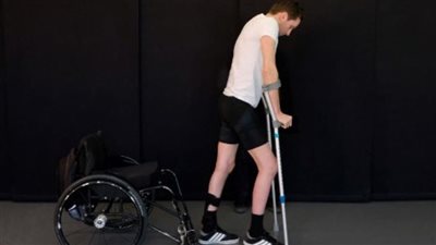 بعد شلل 10 أعوام.. جهاز يعيد لهولندي القدرة على المشي وصعود السلالم