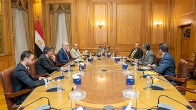 وزير الإنتاج الحربي يتابع الخطط الاستثمارية لعدد من مشروعات مركز التميز العلمي 