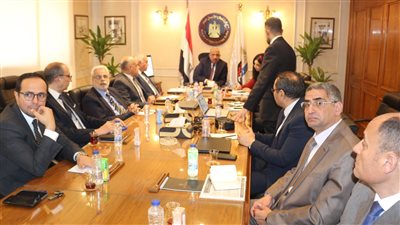 وزير قطاع الأعمال يبحث سياسات التسويق والبيع بسوق الغزل والنسيج