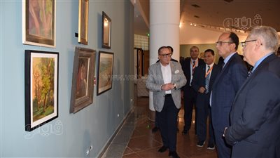 رئيس جامعة حلوان يفتتح معرض رحلة فن للفنان ناجي شاكر