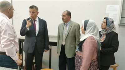 رئيس جامعة عين شمس يتفقد امتحانات كلية العلوم (صور) 