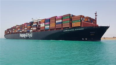 بعد تعطل سفينة وسحبها، انتظام حركة الملاحة في قناة السويس (صور) 