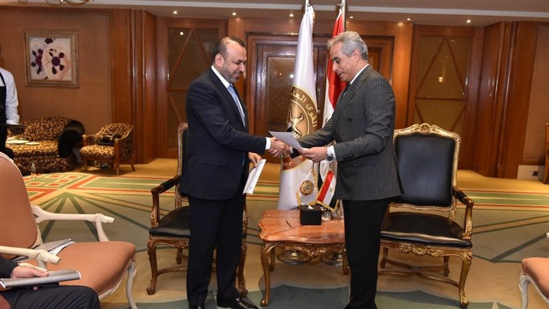 وزير القوى مع نظيره