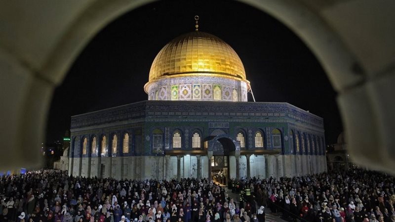 الشعب الفلسطينى يرفع