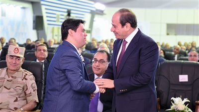لقطة اليوم، لقاء أبوي بين الرئيس السيسي وشاب من ذوي الهمم