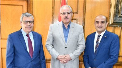 قيادات جامعة القناة تهنئ الدكتور أسامة سليم لفوزه بجائزة خليفة التربوية