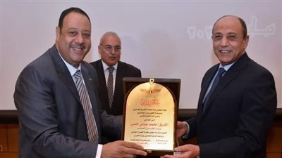 وزير الطيران يكرم العامل المثالي والنماذج المشرفة بالوزارة