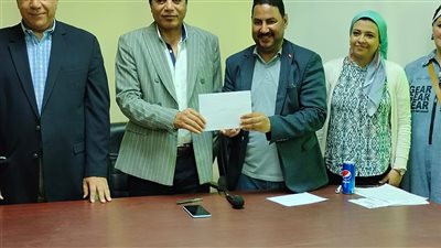 سكرتير عام نقابة الصحفيين يسلم جوائز المسابقة الرمضانية بالإسكندرية (صور)