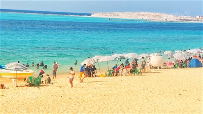 استعدادات الصيف بدأت في مطروح، إقبال متوسط على الشواطئ اليوم (صور)