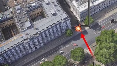 حادث عارض أم محاولة اغتيال؟.. رعب في مقر حكومة بريطانيا بعد اصطدام سيارة بالأبواب (فيديو) 