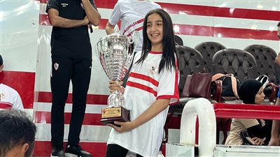 أعضاء نادي الزمالك يلتقطون صورًا تذكارية مع كأس أفريقيا للطائرة (صور) 