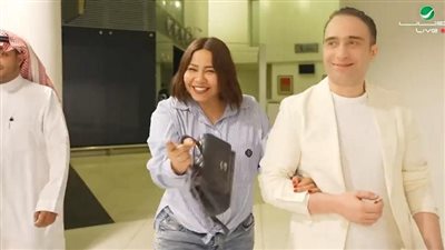 شيرين وحسام يصلان إلى جدة قبل انطلاق حفلها بالسعودية