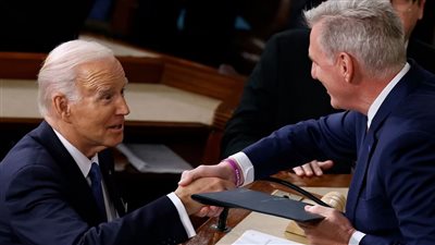 بايدن ومكارثي يقتربان من اتفاق على زيادة الديون وكبح الإنفاق