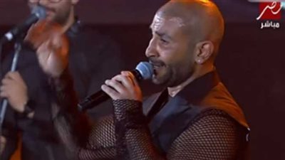 حلق وقميص شفاف، أحمد سعد يقلب تويتر بعد إطلالته المثيرة في حفل جدة