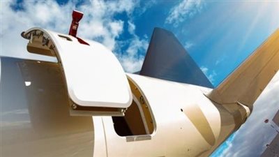 رجل يفتح باب طائرة أثناء تحليقها لسبب غريب 