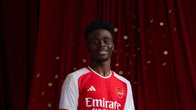 أرسنال يعلن قميصه الجديد (فيديو وصور)