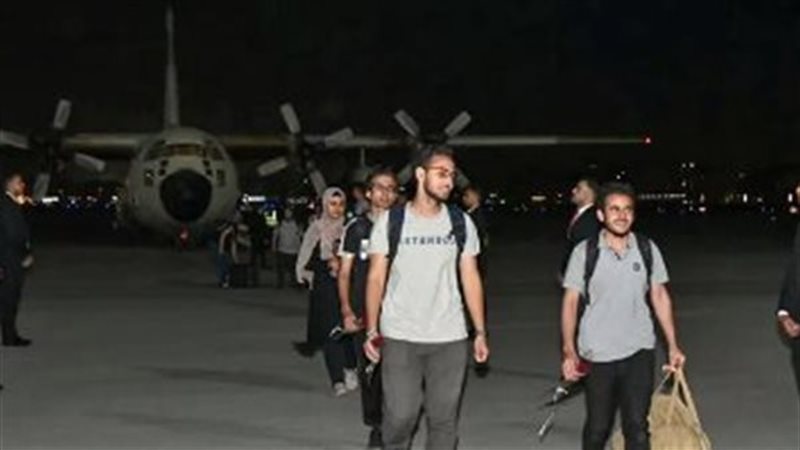 الطلاب العائدون من