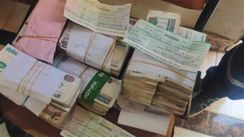 فريق من الإسعاف يسلم