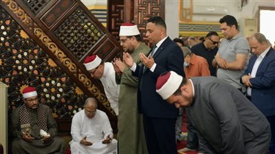 محافظ الدقهلية يستمع لمشاكل المواطنين بعد صلاة الجمعة (صور)