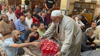 بالاحتفال وتوزيع الشربات، مساجد الإسكندرية تصدح بالصلاة على النبي (فيديو وصور)