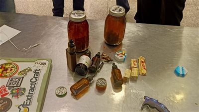 ضبط محاولتي تهريب أسلحة بيضاء ومخدرات بمطار القاهرة