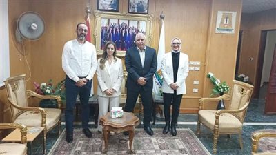 محافظ الوادي الجديد يبحث التوسع في مجالات الاستثمار الأخضر والمستدام