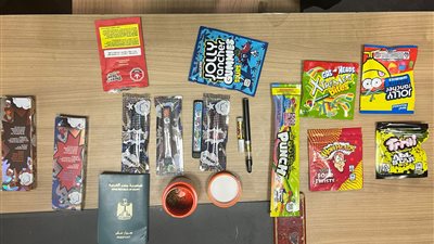 ضبط 3 محاولات تهريب مخدرات متنوعة وعملتين أثريتين بمطار القاهرة