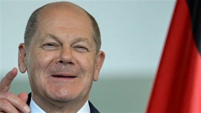 رجل مجهول يخترق موكب المستشار الألماني لهذا السبب 