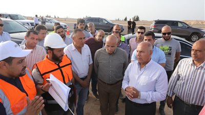 كامل الوزير يتفقد طريق وادى النطرون - العلمين 