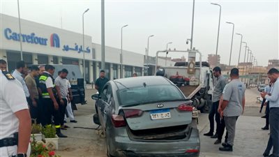 سيارة تصطدم بكشك وتصيب حارسه في الإسماعيلية (صور) 
