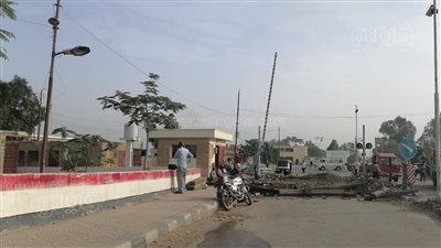 غلق كلي لمزلقان كفرديما على شريط السكة الحديد بالغربية ومعاناة آلاف المواطنين (صور)