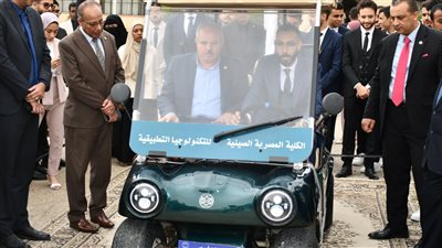 طلاب الكلية المصرية الصينية بجامعة القناة يبتكرون سيارة صديقة للبيئة (صور) 