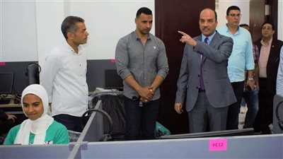 رئيس جامعة العريش يتابع بدء امتحانات الفصل الدراسي الثاني بتطبيق نظام الاختبارات الإلكترونية