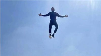 تامر حسني يحير جمهوره بصورته الجديدة من فيلم تاج 