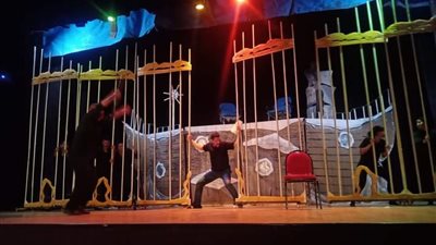 قرد كثيف الشعر، انطلاق أولى ليالي العرض المسرحي بالوادي الجديد 