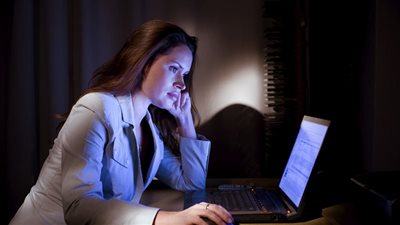 العمل الليلي خطر على صحة المرأة، يهدد فرص الإنجاب