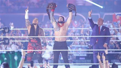 رولينز يتوج بطلًا للعالم في مصارعة الوزن الثقيل