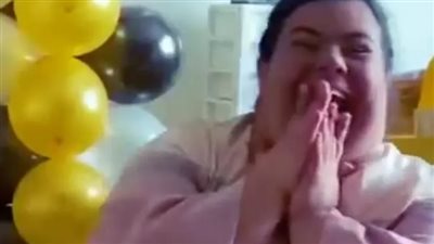 ردة فعل مبهجة لطفلة مصابة بـ داون استقبلت تهنئة شقيقتها بالنجاح 