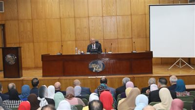 كامل الوزير يلتقي العاملين بشركة مارترانس للنقل البحري 